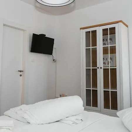 Villa Lea With Swimming Pool Apartman