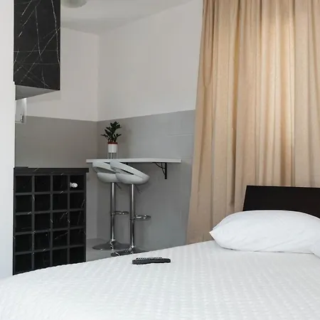 Apartmán Villa Lea With Swimming Pool
