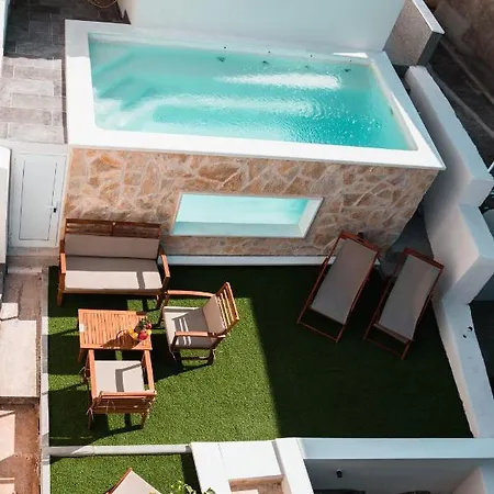 Villa Lea With Swimming Pool Apartmán