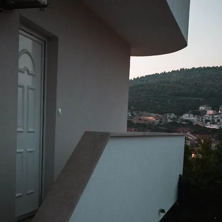 Apartmán Villa Lea With Swimming Pool