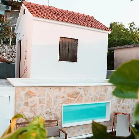 Villa Lea With Swimming Pool Apartmán *